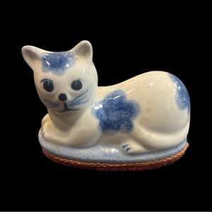 Vintage Blue & White Cat Figurine With Lint Brush